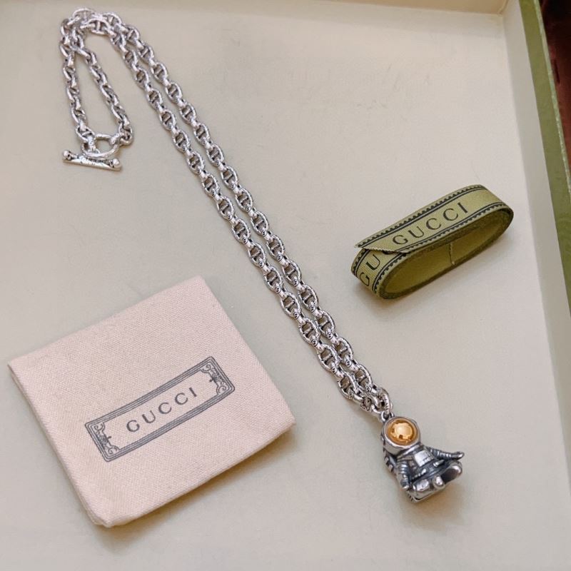 G*u*i necklaces